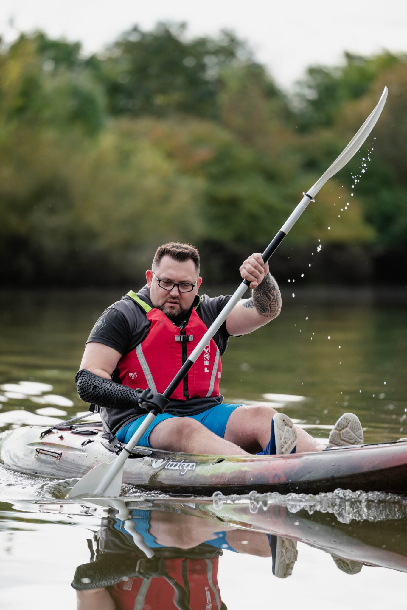 Hero Flex ile su sporlarına dalın; tamamen suya dayanıklı olan bu ürün, kano yapmaktan kürek sörfüne kadar her türlü aktivitenin keyfini çıkarmanızı sağlar.